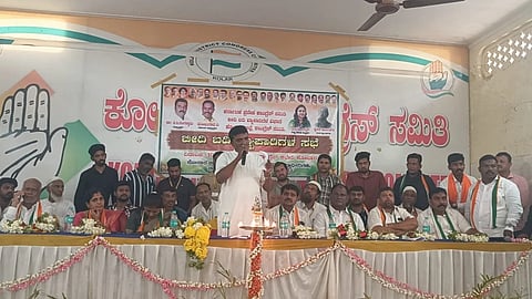 ಚಿತ್ರ ೧೦ ಕೆ.ಎಲ್.ಆರ್. ೦೪ : ಜಿಲ್ಲಾ ಕಾಂಗ್ರೇಸ್ ಕಛೇರಿಯಲ್ಲಿ ಏರ್ಪಡಿಸಲಾಗಿದ್ದ ಬೀದಿಬದಿ ವ್ಯಾಪಾರಸ್ಥರ ಸಮಾವೇಶದಲ್ಲಿ ಕರ್ನಾಟಕ ಪ್ರದೇಶ ಕಾಂಗ್ರೇಸ್ ಸಮಿತಿಯ ಬೀದಿಬದಿ ವ್ಯಾಪಾರಿಗಳ ವಿಭಾಗದ ರಾಜ್ಯಾಧ್ಯಕ್ಷ ಡಾ. ಸಿ.ಇ.ರಂಗಸ್ವಾಮಿ, ಮಹಿಳಾ ರಾಜ್ಯಾಧ್ಯಕ್ಷೆ ಕಾವ್ಯಶ್ರೀ, ಜಿಲ್ಲಾಧ್ಯಕ್ಷ ವಿ.ಮಂಜುನಾಥ ಮುಂತಾದವರು ಇದ್ದರು. 