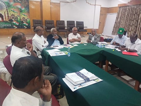 ಚಿತ್ರ ೧೦ ಕೆ.ಎಲ್.ಆರ್. ೦೬ : ಬೆಂಗಳೂರಿನ ಶಾಸಕರ ಭವನದ ಸಭಾಂಗಣದಲ್ಲಿ ಕೋಲಾರ ಜಿಲ್ಲೆಯ ರೈತರು ಮುಖಂಡರ ಸಭೆಯಲ್ಲಿ ಮಾಜಿ ಸ್ಪೀಕರ್ ರಮೇಶ್‌ಕುಮಾರ್, ವಿಧಾನಪರಿಷತ್ತು ಮಾಜಿ ಸದಸ್ಯ ಮೋಹನ್‌ಕೊಂಡಜ್ಜಿ, ಹಿರಿಯ ಹೈಕೋರ್ಟ್ ವಕೀಲ ಶಿವಪ್ರಸಾದ್ ಮುಂತಾದವರು ಭಾಗವಹಿಸಿರುವುದು. 