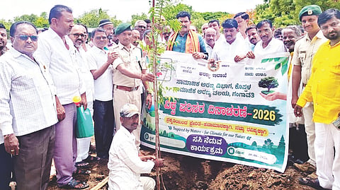 ಕನಕಗಿರಿಯ ಕೆಪಿಎಸ್ ಶಾಲೆಯಲ್ಲಿ 56ನೇ ಹುಟ್ಟು ಹಬ್ಬದ ನಿಮಿತ್ತ ಶಾಸಕ ಶಿವರಾಜ ತಂಗಡಗಿ ಸಸಿಗಳನ್ನು ನೆಟ್ಟರು. ಜಿಪಂ ಮಾಜಿ ಸದಸ್ಯ ಅಮರೇಶ ಗೋನಾಳ, ತಾಪಂ ಮಾಜಿ ಅಧ್ಯಕ್ಷ ಬಸವಂತಗೌಡ ಇತರರಿದ್ದರು.