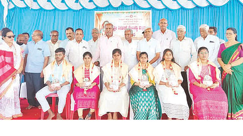 ಕೊಪ್ಪಳದಲ್ಲಿ ಹಮ್ಮಿಕೊಂಡಿದ್ದ ಹೇಮರಡ್ಡಿ ಮಲ್ಲಮ್ಮ ಜಯಂತಿ ಕಾರ್ಯಕ್ರಮದಲ್ಲಿ ಎಸ್ಸೆಸ್ಸೆಲ್ಸಿ ಹಾಗೂ ದ್ವಿತೀಯ ಪಿಯುಸಿ ವಾರ್ಷಿಕ ಪರೀಕ್ಷೆಯಲ್ಲಿ ಉತ್ತಮ ಅಂಕಗಳಿಸಿದ ರಡ್ಡಿ ಸಮುದಾಯದ ವಿದ್ಯಾರ್ಥಿಗಳನ್ನು ಸನ್ಮಾನಿಸಲಾಯಿತು. ಮಾಜಿ ಶಾಸಕ ಕೆ.ಬಸವರಾಜ ಹಿಟ್ನಾಳ, ಎಸಿ ಕ್ಯಾ.ಮಹೇಶ ಮಾಲಗಿತ್ತಿ, ಪ್ರಮುಖರಾದ ಜಗದೀಶಪ್ಪ ಸಿಗ್ನಾಳ, ಮಹಾಲಿಂಗಪ್ಪ ಹರಕೆರಿ, ಹೇಮರಡ್ಡಿ ಬಿಸರಳ್ಳಿ ಇತರರಿದ್ದರು.