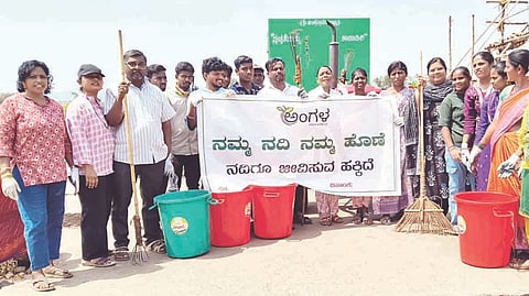 ಹುಲಿಗಿಯ ತುಂಗಭದ್ರಾ ನದಿ ತಟದಲ್ಲಿ ಸ್ವಚ್ಛತಾ ಹಾಗೂ ಜಾಗೃತಿ ಅಭಿಯಾನ ಹಮ್ಮಿಕೊಳ್ಳಲಾಗಿತ್ತು. ಜಿಲ್ಲಾ ಮಹಿಳಾ ಕಾಂಗ್ರೆಸ್ ಅಧ್ಯಕ್ಷೆ ಜ್ಯೋತಿ ಎಂ.ಗೊಂಡಬಾಳ, ಅಂಗಳ ಸಂಸ್ಥೆಯ ಜ್ಯೋತಿ ಹಿಟ್ನಾಳ, ಜಿಲ್ಲಾ ಗ್ಯಾರಂಟಿ ಅನುಷ್ಠಾನ ಪ್ರಾಧಿಕಾರ ಉಪಾಧ್ಯಕ್ಷ ಮಂಜುನಾಥ ಜಿ.ಗೊಂಡಬಾಳ, ಪ್ರಮುಖರಾದ ನಾಗರತ್ನಾ, ಕಾವೇರಿ, ಕೆಂಚಪ್ಪ ಇತರರಿದ್ದರು.