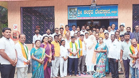 ಪ್ರಧಾನಿ ಮೋದಿ ದೇಶದಲ್ಲೆ ಹೆಚ್ಚು ದಿನಗಳ ಪ್ರಧಾನಿಯಾಗಿ ಸೇವೆಸಲ್ಲಿಸಿದ ಹಿನ್ನಲೆಯಲ್ಲಿ ಕೊಪ್ಪಳದ ಈಶ್ವರ ದೇವಸ್ಥಾನದಲ್ಲಿ ಜಿಲ್ಲಾ ಬಿಜೆಪಿಯಿಂದ ವಿಶೇಷ ಪೂಜೆ ಸಲ್ಲಿಸಲಾಯಿತು. ವಿಪ ಸದಸ್ಯೆ ಹೇಮಲತಾ ನಾಯಕ, ಬಿಜೆಪಿ ಜಿಲ್ಲಾಧ್ಯಕ್ಷ ನವೀನ್ ಗುಳಗಣ್ಣವರ, ರಾಜ್ಯ ಬಿಜೆಪಿ ಕಾರ್ಯಕಾರಣಿ ಸದಸ್ಯ ಡಾ.ಬಸವರಾಜ ಕ್ಯಾವಟರ್ ಇದ್ದರು.