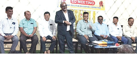 ಕೊಪ್ಪಳದಲ್ಲಿ ಆಯೋಜಿಸಿದ್ದ ರಾಯಚೂರು ವಿಭಾಗೀಯ ಕಾರ್ಯಕಾರಿ ಸಮಿತಿ ಸಭೆಯಲ್ಲಿ ಎಲ್‌ಐಸಿ ರಾಯಚೂರು ವಿಭಾಗದ ಹಿರಿಯ ವಿಭಾಗಾಧಿಕಾರಿ ಪ್ರಸಾದ ಬಸವರಾಜ ವಾತನಾಡಿದರು. ರಾಜ್ಯ ಸಮಿತಿ ಕಾರ್ಯಾಧ್ಯಕ್ಷ ಬಿ.ಶ್ರೀನಿವಾಸ, ಕೇಂದ್ರ ಸಮಿತಿ ಕಾರ್ಯಾಧ್ಯಕ್ಷ ಕಾಂ.ಎಲ್.ಮಂಜುನಾಥ, ವಿಭಾಗೀಯ ಪ್ರಧಾನ ಕಾರ್ಯದರ್ಶಿ ಅರಳಿ ವೀರಣ್ಣ, ಗೌರವಾಧ್ಯಕ್ಷ ದೊಡ್ಡನಗೌಡ ಪಾಟೀಲ, ರಾಯಚೂರು ವಿಭಾಗದ ಅಧ್ಯಕ್ಷ ಕಾಂ.ಶಿವರಾಜ ಪತ್ತೆಪುರ ಇದ್ದರು.