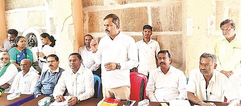 ಕೆ.ಆರ್.ನಗರದ ಹಳೆ ಎಡತೊರೆ ಶ್ರೀಅರ್ಕೇಶ್ವರಸ್ವಾಮಿ ದೇವಾಲಯದಲ್ಲಿ ಆಯೋಜಿಸಿದ್ದ ಅರ್ಕೇಶ್ವರಸ್ವಾಮಿ ಬ್ರಹ್ಮ ರಥೋತ್ಸವ ಆಚರಣೆ ಪೂರ್ವಭಾವಿ ಸಭೆಯಲ್ಲಿ ಶಾಸಕ ಡಿ.ರವಿಶಂಕರ್ ಮಾತನಾಡಿದರು. ತಹಸೀಲ್ದಾರ್ ಜಿ.ಸುರೇಂದ್ರಮೂರ್ತಿ, ತಾಪಂ ಇಒ ವಿ.ಪಿ.ಕುಲದೀಪ್, ಕೋಳಿಪ್ರಕಾಶ್, ವೈ.ಎಸ್.ಕುಮಾರ್ ಇನ್ನಿತರರಿದ್ದರು.