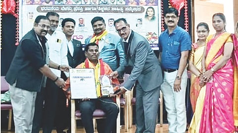 ಕುಷ್ಟಗಿ ತಾಲೂಕಿನ ಹಿರೇಬನ್ನಿಗೋಳದ ಉಪನ್ಯಾಸಕ ಶರಣಪ್ಪ ಗೋಣಿಗೆ ಬೆಂಗಳೂರಿನಲ್ಲಿ ರಾಜ್ಯಮಟ್ಟದ ಉತ್ತಮ ಉಪನ್ಯಾಸಕ ಸೇವಾರತ್ನ ಪ್ರಶಸ್ತಿ ನೀಡಿ ಗೌರವಿಸಲಾಯಿತು.