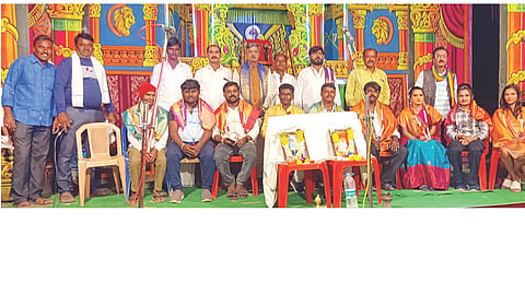 ಆನಂದಗಲ್‌ನಲ್ಲಿ ಹಮ್ಮಿಕೊಂಡಿದ್ದ ನಾಟಕ ಪ್ರದರ್ಶನ ಕಾರ್ಯಕ್ರಮದಲ್ಲಿ ಕಲಾವಿದರನ್ನು ಸನ್ಮಾನಿಸಲಾಯಿತು. ಪ್ರಮುಖರಾದ ಶಶಿರೇಖಾ, ಭವಾನಿ, ರಂಜಿತಾ, ದುದುನಿ, ರಶ್ಮಿ ಬೆಂಗಳೂರು, ಶಿವಮೂರ್ತಿ ಕುಷ್ಟಗಿ, ಹನುಮೇಶ ನಾಯಕ, ಯಲ್ಲಪ್ಪ ಆಲಮಟ್ಟಿ, ಹಾಲೇಶ ಮೇವುಂಡಿ, ಶರಣಬಸವ ಹೊನ್ನಳ್ಳಿ, ದುರುಗಪ್ಪ ನಾಯಕ, ಶೇಖರಪ್ಪ ತುಮಕೂರ, ನಾಗರಾಜ ಆಟೋ ಇತರರಿದ್ದರು.