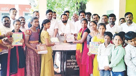 ಶಾಸಕ ಶಿವರಾಜ ತಂಗಡಗಿ ಜನ್ಮದಿನಾಚರಣೆ ಪ್ರಯುಕ್ತ ಕಾರಟಗಿಯಲ್ಲಿ ವಿದ್ಯಾರ್ಥಿಗಳಿಗೆ ನೋಟ್‌ಬುಕ್, ಪೆನ್ ವಿತರಿಸಲಾಯಿತು. ಪ್ರಮುಖರಾದ ವೆಂಕಟೇಶ್ ತಂಗಡಗಿ, ಶಿವರೆಡ್ಡಿ ನಾಯಕ, ಮಂಜುನಾಥ ಮೇಗೂರು ಇದ್ದರು.