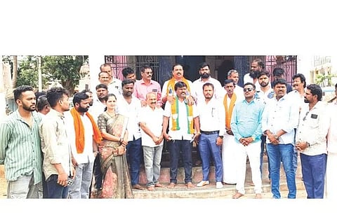 ಪ್ರಧಾನಿ ನರೇಂದ್ರ ಮೋದಿ ದಾಖಲೆ ದಿನಗಳ ಆಡಳಿತ ಅವಧಿ ಪೂರೈಸಿದ ಹಿನ್ನೆಲೆಯಲ್ಲಿ ಕೂಡ್ಲಿಗಿ ಬಸವಲಿಂಗೇಶ್ವರ ದೇವಸ್ಥಾನದಲ್ಲಿ ಬಿಜೆಪಿ ಮಂಡಲ ವತಿಯಿಂದ ವಿಶೇಷ ಪೂಜೆ ಸಲ್ಲಿಸಲಾಯಿತು. ಮಂಡಲ ಅಧ್ಯಕ್ಷ ಕೆ.ನಾಗರಾಜ ಬಣವಿಕಲ್ಲು, ಜಿಲ್ಲಾ ಎಸ್ಸಿ ಮೋರ್ಚಾ ಪ್ರಧಾನ ಕಾರ್ಯದರ್ಶಿ ಎಸ್.ದುರುಗೇಶ, ಮಂಡಲ ಪ್ರಧಾನ ಕಾರ್ಯದರ್ಶಿ ಪಿ.ಮಂಜುನಾಥ ನಾಯಕ ಇತರರಿದ್ದರು. 