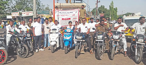 ಲೋಕಾಪುರ ಪಟ್ಟಣದಲ್ಲಿ ಸ್ವಯಂ ಗಣತಿ ಜಾಗೃತಿ ಬೈಕ್ ರ‍್ಯಾಲಿಗೆ ಪಟ್ಟಣ ಪಂಚಾಯತ್ ಮುಖ್ಯಾಧಿಕಾರಿ ಸಾಬಣ್ಣ ಪೂಜೇರ ಚಾಲನೆ ನೀಡಿದರು. ಆಕಾಶ ರಾಯಣ್ಣವರ, ಆಕಾಶ ರಾಯಣ್ಣವರ, ಸಂತೋಷ ಸಿರಿನಾಳ, ರಾಘವೇಂದ್ರ ಮುರಗೋಡ ಇತರರು ಉಪಸ್ಥಿತರಿದ್ದರು.