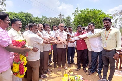 ಲಕ್ಕೂರು ಹೋಬಳಿ Bhumi Puja ಎಚ್​.ಹೊಸಕೊಟೆ ಗ್ರಾಪಂ ವ್ಯಾಪ್ತಿಯ ಕೈಗಾರಿಕಾ ಪ್ರಾಂಗಣದ ಹತ್ತಿರ ಮುರಾರ್ಜಿ ವಸತಿ ಶಾಲೆಯ ನಿಮಾರ್ಣಕ್ಕೆ ಶಾಸಕ ಕೆ.ವೈ.ನಂಜೇಗೌಡ ಭೂಮಿಪೂಜೆ ಸಲ್ಲಿಸಿದರು. ಪ್ರಾಧಿಕಾರದ ಅಧ್ಯಕ್ಷ ಎಚ್​.ಎಂ.ವಿಜಯನರಸಿಂಹ, ಅಂಜಿನಪ್ಪ, ಕೃಷಿಕ ಸಮಾಜದ ಅಧ್ಯಕ್ಷ ಹನುಮಂತಪ್ಪ ಇದ್ದರು.
