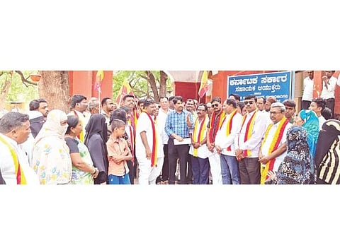 ಲಿಂಗಸುಗೂರು ಸಹಾಯಕ ಆಯುಕ್ತ ಬಸವಣೆಪ್ಪ ಕಲಶೆಟ್ಟಿ ಅವರಿಗೆ ಕರವೇ ಸ್ವಾಭಿಮಾನಿ ಸೇನೆ ಕಾರ್ಯಕರ್ತರು ಮನವಿ ಸಲ್ಲಿಸಿದರು. ಪ್ರಮುಖರಾದ ಕರವೇ ಸ್ವಾಭಿಮಾನಿ ಸೇನೆ ಅಧ್ಯಕ್ಷ ಜಿಲಾನಿ ಪಾಷಾ, ಶೇಖ್ ಅಜ್ಮೀರ್, ರವಿಕುಮಾರ ಬರಗುಡಿ, ಅಜೀಜ್ ಪಾಷಾ, ಮಲ್ಲನಗೌಡ, ಮೋಹಶೀನ್ ಖಾನ್, ಎಸ್‌ಎ ಖಾದ್ರಿ ಇತರರಿದ್ದರು.