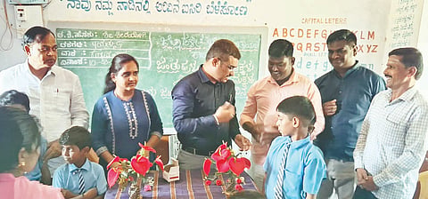 ಲಿಂಗಸುಗೂರಿನ ಹುಲಿಗುಡ್ಡ ಸರ್ಕಾರಿ ಪ್ರಾಥಮಿಕ ಶಾಲೆಯಲ್ಲಿ ತಾಲೂಕು ಆರೋಗ್ಯಾಧಿಕಾರಿ ಹನುಮಂತರಾಯ ತಳ್ಳಳ್ಳಿ ವಿದ್ಯಾರ್ಥಿಗಳಿಗೆ ಅಲ್ಬೆಂಡಜೋಲ್ ಮಾತ್ರೆ ನೀಡಿದರು. 