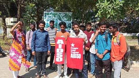 ಹೊಸಪೇಟೆ ಶಂಕರ್ ಆನಂದ್ ಸಿಂಗ್ ಕಾಲೇಜಿನಲ್ಲಿ ಎಐಡಿಎಸ್ಓ ವಿದ್ಯಾರ್ಥಿ ಸಂಘಟನೆಯಿAದ ಧಾರವಾಡದಲ್ಲಿ ನಡೆಯುತ್ತಿರುವ ಹೋರಾಟ ಹತ್ತಿಕ್ಕುತ್ತಿರುವ ಪೊಲೀಸರ ಕ್ರಮ ಖಂಡಸಿ ಪ್ರತಿಭಟನೆ ನಡೆಯಿತು. ಜಿಲ್ಲಾ ಸಂಚಾಲಕ ಜೆ.ಪಿ.ರವಿಕಿರಣ್, ಯು.ಉಮಾದೇವಿ ವಿದ್ಯಾರ್ಥಿಗಳಾದ ಕೆ.ಚಂದ್ರ, ಆಕಾಶ್, ಜ್ಞಾನೇಷ್ ಇತರರಿದ್ದರು.