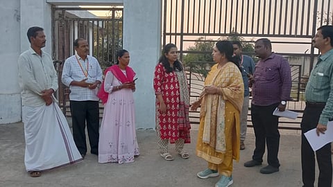 ಹೊಸಪೇಟೆ ತಾಲೂಕಿನ ಸೀತಾರಾಮ ತಾಂಡಾ ಗ್ರಾಪಂ ಚುನಾವಣೆ ಹಿನ್ನೆಲೆ ಮತಗಟ್ಟೆಗೆ ಜಿಲ್ಲಾಧಿಕಾರಿ ಕವಿತಾ ಎಸ್.ಮನ್ನಿಕೇರಿ ಭೇಟಿ ನೀಡಿ ಪರಿಶೀಲಿಸಿದರು. ಅಪರ ಜಿಲ್ಲಾಧಿಕಾರಿ ಇ.ಬಾಲಕೃಷ್ಣಪ್ಪ, ತಹಸೀಲ್ದಾರ್ ಶೃತಿ ಎಂ.ಮಳ್ಳಪ್ಪಗೌಡ್ರ್ ಇತರರಿದ್ದರು.
