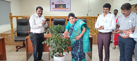 ಹೊಸಪೇಟೆ ಜಿಲ್ಲಾಧಿಕಾರಿ ಕಚೇರಿ ಸಭಾಂಗಣದಲ್ಲಿ ಬುಧವಾರ ಏರ್ಪಡಿಸಿದ್ದ ಮಾನವ ಹಕ್ಕುಗಳ ದಿನಾಚರಣೆ ಕಾರ್ಯಕ್ರಮವನ್ನು ಜಿಲ್ಲಾಧಿಕಾರಿ ಕವಿತಾ ಎಸ್.ಮನ್ನಿಕೇರಿ ಉದ್ಘಾಟಿಸಿದರು. ಅಪರ ಜಿಲ್ಲಾಧಿಕಾರಿ ಇ.ಬಾಲಕೃಷ್ಣಪ್ಪ, ಜಿಪಂ ಉಪ ಕಾರ್ಯದರ್ಶಿ ಕೆ.ತಿಮ್ಮಪ್ಪ, ಕನ್ನಡ ಮತ್ತು ಸಂಸ್ಕೃತಿ ಇಲಾಖೆ ಸಹಾಯಕ ನಿರ್ದೇಶಕ ಸಿದ್ದಲಿಂಗೇಶ ರಂಗಣ್ಣನವರ್ ಇದ್ದರು.