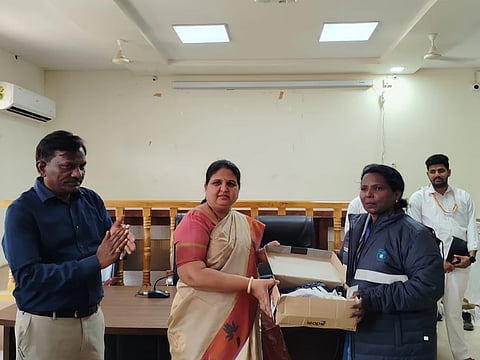 ಹೊಸಪೇಟೆ ಜಿಲ್ಲಾಧಿಕಾರಿಗಳ ಕಚೇರಿ ಸಭಾಂಗಣದಲ್ಲಿ ಮಂಗಳವಾರ ಮಾರ್ಗದರ್ಶಕಿ ಲಕ್ಷಿö್ಮ ಅವರಿಗೆ ಜಿಲ್ಲಾಧಿಕಾರಿ ಕವಿತಾ ಎಸ್.ಮನ್ನಿಕೇರಿ ಶೂ ಮತ್ತು ಜಾಕೆಟ್‌ಗಳನ್ನು ವಿತರಿಸಿದರು. ಪ್ರವಾಸೋದ್ಯಮ ಇಲಾಖೆಯ ಉಪನಿರ್ದೇಶಕ ಪ್ರಭುಲಿಂಗ ತಳಕೇರಿ ಇದ್ದರು.