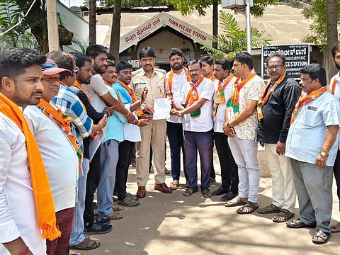 ಹೊಸಪೇಟೆಯಲ್ಲಿ ಶುಕ್ರವಾರ ಪಟ್ಟಣ ಠಾಣೆ ಪಿಐ ಫೈಜುಲ್ಲ ಎಂ.ಡಿ. ಅವರಿಗೆ ಮನವಿ ಸಲ್ಲಿಸಿದರು. ಯುವ ಮೋರ್ಚಾ ಜಿಲ್ಲಾಧ್ಯಕ್ಷ ಕಿಚಿಡಿ ಕೊಟ್ರೇಶ್, ಬಿಜೆಪಿ ಮಂಡಲ ಅಧ್ಯಕ್ಷ ಶಂಕರ್ ಮೇಟಿ, ಮಂಡಲ ಪ್ರಧಾನ ಕಾರ್ಯದರ್ಶಿ ಮಧುರಚನ್ನ ಶಾಸ್ತ್ರಿ ಹಿರೇಮಠ, ಯುವ ಮೋರ್ಚಾ ಮಂಡಲ ಅಧ್ಯಕ್ಷ ಎಚ್.ರಾಘವೇಂದ್ರ ಇತರರಿದ್ದರು.
