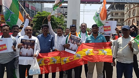 ಹೊಸಪೇಟೆ ಪುನೀತ್ ರಾಜಕುಮಾರ್ ವೃತ್ತದಲ್ಲಿ ಭಾನುವಾರ ತಮಿಳುನಾಡಿನಲ್ಲಿ ವಿಜಯ್ ಸರ್ಕಾರ ರಚನೆ ಹಿನ್ನೆಲೆ ವಿಜಯೋತ್ಸವ ಆಚರಿಸಲಾಯಿತು. ಜಿಲ್ಲಾ ಅಧ್ಯಕ್ಷ ಸೋಮಶೇಖರ್ ಬಣ್ಣದಮನೆ ಕಾರ್ಯಕರ್ತರಾದ ತಾಳೂರು ವೀರಭದ್ರ, ಸಜ್ಜಾತ್ ಖಾನ್, ರಘು, ನಾಗರಾಜ್ ಇತರರಿದ್ದರು.