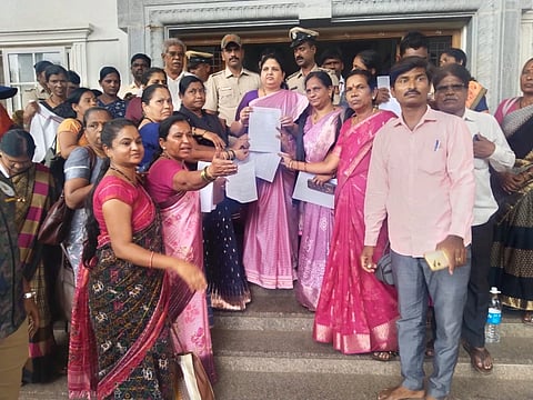 ಹೊಸಪೇಟೆಯಲ್ಲಿ ಬುಧವಾರ ವಿವಿಧ ಬೇಡಿಕೆಗಳ ಈಡೇರಿಕೆ ರಾಜ್ಯ ಅಂಗನವಾಡಿ ನೌಕರರ ಸಂಘದದಿAದ ಜಿಲ್ಲಾಧಿಕಾರಿ ಕವಿತಾ ಎಸ್.ಮನ್ನಿಕೇರಿ ಬುಧವಾರ ಮನವಿ ಸಲ್ಲಿಸಿದರು. ಪ್ರಮುಖರಾದ ಕೆ.ನಾಗರತ್ನಮ್ಮ, ಕೆ.ಎಂ.ಸ್ಚಪ್ನ, ಗೌರಮ್ಮ, ಜ್ಯೋತಿಶ್ವರಿ, ಮಹಾಂತಮ್ಮ, ಆರ್.ಎಸ್.ಬಸವರಾಜ್, ಭಾಸ್ಕರ್ ರೆಡ್ಡಿ ಇತರರಿದ್ದರು.