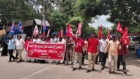 ಹೊಸಪೇಟೆಯಲ್ಲಿ ಜೆಸಿಟಿಯು ಹಾಗೂ ಸಿಐಟಿಯು ನೇತೃತ್ವದಲ್ಲಿ ನಗರದ ಬಿಎಸ್ಎನ್ಎಲ್ ಕಚೇರಿ ಎದುರು ಬೃಹತ್ ಜೈಲ್ ಭರೋ ಚಳವಳಿ ನಡೆಯಿತು. ಪ್ರಮುಖರಾದ ಎನ್ ಯಲ್ಲಾಲಿಂಗ, ಆರ್.ಎಸ್.ಬಸವರಾಜ್, ಕೆ.ಎಂ.ಸ್ವಪ್ನ, ಎಲ್.ಮಂಜುನಾಥ್ , ಆರ್ ಭಾಸ್ಕರ್ ರೆಡ್ಡಿ, ಎಂ.ಜಂಬಯ್ಯ ನಾಯಕ್, ಕೆ.ಎಂ.ಸಂತೋಷ್ ಕುಮಾರ್ , ಎಂ.ಗೋಪಾಲ್, ತಾಯಪ್ಪ ನಾಯಕ, ಗೋಣೆಪ್ಪ, ಗಂಟೆ ಸೋಮಶೇಖರ , ಕಣಿಮಪ್ಪ, ದೇವದಾಸಿ ಇತರರಿದ್ದರು.