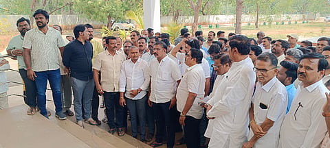 ಹೊಸಪೇಟೆ ಎಸ್‌ಪಿ ಕಚೇರಿ ಮುಂದೆ ಮಂಗಳವಾರ ಬಿಜೆಪಿ ಜಿಲ್ಲಾ ಘಟಕದಿಂದ ದಿಢೀರ್ ಪ್ರತಿಭಟನೆ ನಡೆಯಿತು. ಒಬಿಸಿ ಮೋರ್ಚಾ ರಾಜ್ಯ ಉಪಾಧ್ಯಕ್ಷ ಅಯ್ಯಾಳಿ ತಿಮ್ಮಪ್ಪ, ನಗರಸಭೆ ಅಧ್ಯಕ್ಷ ಎನ್.ರೂಪೇಶ್ ಕುಮಾರ್, ಪ್ರಮುಖರಾದ ಸಂದೀಪ್ ಸಿಂಗ್, ಅಶೋಕ್ ಜೀರೆ, ಕಿರಣ್ ಶಂಕ್ರಿ ಇತರರಿದ್ದರು.