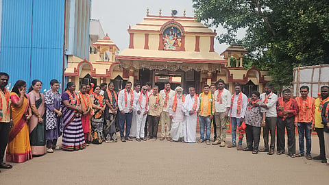ಹೊಸಪೇಟೆ ಶ್ರೀ ಸಣ್ಣಕ್ಕಿ ವೀರಭದ್ರೇಶ್ವರ ದೇಗುಲದ ಮುಂದೆ ಬಿಜೆಪಿ ಮಂಡಲದಿAದ ಪ್ರಧಾನಿ ನರೇಂದ್ರ ಮೋದಿ ಅವರ ಸುದೀರ್ಘ ಸೇವೆ ಸಂಭ್ರಮಾಚರಣೆ ನಡೆಯಿತು. ವೀರಶೈವ ಲಿಂಗಾಯತ ಸಂಘದ ಅಧ್ಯಕ್ಷ ಗೊಗ್ಗ ಚೆನ್ನಬಸವರಾಜು, ಬಿಜೆಪಿ ಮಂಡಲ ಅಧ್ಯಕ್ಷ ಶಂಕರ್ ಮೇಟಿ, ಮಾಜಿ ಹುಡಾ ಅಧ್ಯಕ್ಷರಾದ ಅಶೋಕ್ ಜೀರೆ, ಮಹಿಳಾ ಮೋರ್ಚಾ ಅಧ್ಯಕ್ಷೆ ಉಮಾದೇವಿ, ಪ್ರಮುಖರಾದ ಕವಿತಾ ಆನಂದ್, ಅರ್ಪಿತ ಗೌಡ, ಇಮ್ತಿಯಾಜ್, ತಿರುಮಲೇಶ್ ಇತರರಿದ್ದರು.