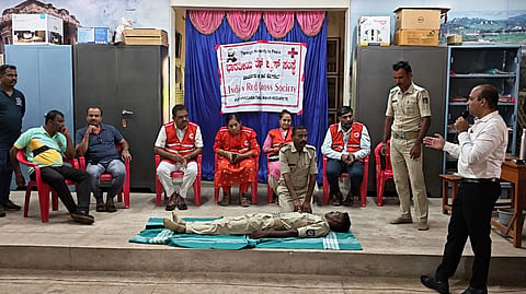 ಹೊಸಪೇಟೆ ಗೃಹರಕ್ಷಕ ದಳದ ಕಚೇರಿಯಲ್ಲಿ ಭಾನುವಾರ ಆಯೋಜಿಸಿದ್ದ ಪ್ರಥಮ ಚಿಕಿತ್ಸಾ ಜಾಗೃತಿ ಕಾರ್ಯಾಗಾರದಲ್ಲಿ ತುರ್ತು ಚಿಕಿತ್ಸಾ ತಜ್ಞ ಡಾ.ಶಬ್ಬೀರ್ ಅಹ್ಮದ್ ಮಾತನಾಡಿದರು. ಜಿಲ್ಲಾ ಗೃಹರಕ್ಷಕ ದಳದ ಕಮಾಂಡರ್‌ಗಳಾದ ಎಸ್.ಎಂ.ಗಿರೀಶ್, ಪರಶುರಾಮ್ ನಾಯಕ್, ರೆಡ್‌ಕ್ರಾಸ್ ಸಭಾಧ್ಯಕ್ಷ ರವಿಶಂಕರ್, ಪ್ರಧಾನ ಕಾರ್ಯದರ್ಶಿ ರೇಖಾ ಪ್ರಕಾಶ್, ಪ್ರಮುಖರಾದ ಅನ್ನಪೂರ್ಣ ಸದಾಶಿವ, ಕೆ.ರೆಹಮಾನ್, ಮಹೇಂದ್ರ ಕುಮಾರ್ ಸೋನಿ, ಇತರರಿದ್ದರು.