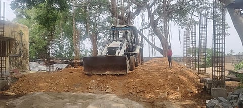 ಕಮಲಾಪುರದ ಹವಾಮ ಕಚೇರಿಯಲ್ಲಿ ಜೆಸಿಬಿ ಕೆಲಸ ಮಾಡುತ್ತಿರುವುದು.