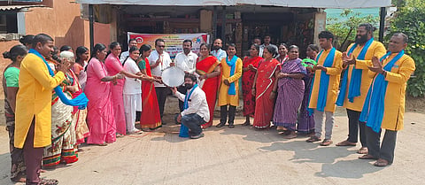 ಹೊಸಪೇಟೆ ತಾಲೂಕಿನ ಬಸವನದುರ್ಗದಲ್ಲಿ ರಾಷ್ಟ್ರೀಯ ಅರೋಗ್ಯ ಕಾರ್ಯ ಜನಜಾಗೃತಿಯ ಬೀದಿ ನಾಟಕ ತಂಡಕ್ಕೆ ಜಿಲ್ಲಾ ಆರೋಗ್ಯ ಶಿಕ್ಷಣಾಧಿಕಾರಿ ಎಂ.ಧರ್ಮನಗೌಡ ತಮಟೆ ಬಾರಿಸುವ ಮೂಲಕ ಚಾಲನೆ ನೀಡಿದರು. ಗ್ರಾಪ ಮಾಜಿ ಅಧ್ಯಕ್ಷ ದುರಗಪ್ಪ, ಕಲಾವಿದ ಗುಂಡಿ ರಮೇಶ್ ಇತರರಿದ್ದರು.