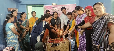 ಹೊಸೂರಿನಲ್ಲಿ ತಾಯಮ್ಮ ಶಕ್ತಿ ಸಂಸ್ಥೆಯಿAದ ಮಗ್ಗಂವರ್ಕ್ ಕೇಂದ್ರವನ್ನು ಸೋಮವಾರ ತಾಯಮ್ಮ ಶಕ್ತಿ ಸಂಸ್ಥೆಯ ಅಧ್ಯಕ್ಷೆ ಕವಿತಾ ಈಶ್ವರ್ ಸಿಂಗ್ ಉದ್ಘಾಟಿಸಿದರು. ಹೊಸೂರು ಗ್ರಾ.ಪಂ. ಪಿಡಿಒ ಗಂಗಾಧರ್, ಅಧ್ಯಕ್ಷೆ ಜಯಪದ್ಮಾ, ಮಾಜಿ ಉಪಾಧ್ಯಕ್ಷೆ ಶ್ರುತಿ, ಪ್ರಮುಖರಾದ ಲಲಿತ ನಾಯಕ್ ಶೋಭಾ ಗಾಯಕ್ವಾಡ್, ವಿಜಯ ಕುಮಾರಿ, ಪ್ರಮೀಳ ಇತರರಿದ್ದರು.