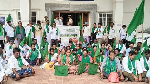ಹೊಸಪೇಟೆ ಜಿಲ್ಲಾಧಿಕಾರಿಗಳ ಕಚೇರಿ ಎದುರು ಬುಧವಾರ ವಿವಿಧ ಬೇಡಿಕೆಗಳನ್ನು ಈಡೇರಿಕೆಗೆ ರೈತರಿಂದ ಪ್ರತಿಭಟನೆ ನಡೆಯಿತು. ಸಂಘದ ಜಿಲ್ಲಾ ಅಧ್ಯಕ್ಷ ಎಚ್.ಜಿ.ಮಲ್ಲಿಕಾರ್ಜುನ, ಮಹಿಳಾ ಘಟಕದ ಜಿಲ್ಲಾ ಅಧ್ಯಕ್ಷೆ ಜೆ.ಉಮಾದೇವಿ, ಪ್ರಮುಖರಾದ ಹೇಮರೆಡ್ಡಿ, ಎಲ್.ಎಸ್.ರುದ್ರಪ್ಪ, ಜಗನ್ ರಾಜ್, ನಾಗರಾಜ್, ಹನುಮಂತಪ್ಪ, ನಲ್ಲಪ್ಪ ಇತರರಿದ್ದರು.