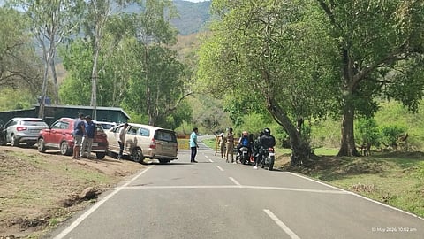 ಗುಂಡ್ಲುಪೇಟೆಯಿಂದ ಮಸಣಿಗುಡಿಗೆ ಹೋಗುವ ತೆಪ್ಪಕ್ಕಾಡ್‌ನಲ್ಲಿ ರಸ್ತೆಗೆ ಬ್ಯಾರಿಕೇಡ್ ಅಳವಡಿಸಿ ಊಟಿ ನಾಮಫಲಕವನ್ನು ಮುಚ್ಚಿರುವುದು.