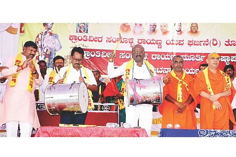 ಮುದಗಲ್ ಸಮೀಪದ ತೊಂಡಿಹಾಳ ಗ್ರಾಮದಲ್ಲಿ ಕ್ರಾಂತಿವೀರ ಸಂಗೊಳ್ಳಿ ರಾಯಣ್ಣನ ಮೂರ್ತಿ ಪ್ರತಿಷ್ಠಾಪನೆ ಕಾರ್ಯಕ್ರಮಕ್ಕೆ ಲಿಂಗಸುಗೂರು ಶಾಸಕ ಮಾನಪ್ಪ ವಜ್ಜಲ್ ಚಾಲನೆ ನೀಡಿದರು. ಬಿಜೆಪಿ ಜಿಲ್ಲಾಧ್ಯಕ್ಷ ವೀರನಗೌಡ ಪಾಟೀಲ್ ಲೆಕ್ಕಿಹಾಳ, ಲಿಂಗಸಗೂರು ತಾಲೂಕು ಬಿಜೆಪಿ ಅಧ್ಯಕ್ಷ ಕೆ.ನಾಗಭೂಷಣ, ಜಿಪಂ ಮಾಜಿ ಸದಸ್ಯ ಹನುಮಂತಪ್ಪ ಕಂದಗಲ್ ಇತರರಿದ್ದರು.