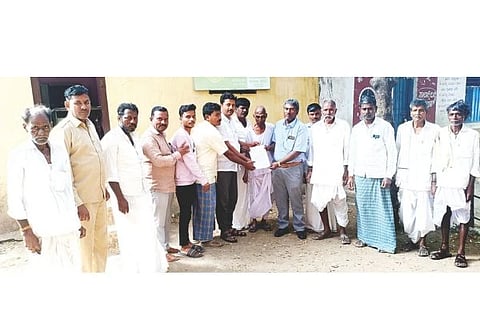 ರಾಯಚೂರು ಅಂಚೆ ಇಲಾಖೆ ಅಧೀಕ್ಷಕ ಎಚ್.ಆರ್.ಶಿವಾನಂದಗೆ ಹಿರೇಲೆಕ್ಕಿಹಾಳದಲ್ಲಿ ಗ್ರಾಮಸ್ಥರು ಮನವಿ ಸಲ್ಲಿಸಿದರು. ಪ್ರಮುಖರಾದ ಅಮರೇಗೌಡ ಪಾಟೀಲ್, ಗದ್ದೆಪ್ಪ, ಮಾನಪ್ಪ ಪೂಜಾರಿ, ದೊಡ್ಡಪ್ಪ ಬಂಗಿ, ಮಲ್ಲಪ್ಪ ಬಡಿಗೇರ, ಶರಣಪ್ಪ ಮಾಕಾಪುರ, ಹನುಮಂತ ಡಣಕನಕಲ್, ಹುಸೇನಸಾಬ್ ಕಡಿವಾಲ, ಆದಪ್ಪ ಇತರರಿದ್ದರು.