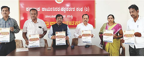 ಮಸ್ಕಿಯಲ್ಲಿ  ಸಿಂಪಿಗ ಸಮಾಜದ ಆಮಂತ್ರಣ ಪತ್ರಿಕೆಯನ್ನು ಅಖಿಲ ಕರ್ನಾಟಕ ಬಣಗಾರ ಸಮಾಜ ಸಂಘಟನಾ ಸಮಿತಿಯ ಪ್ರಮುಖ ರಾಚಪ್ಪ ಸರಡಗಿ ಬಿಡುಗಡೆ ಮಾಡಿದರು. ಸಮಾಜದ ತಾಲೂಕು ಅಧ್ಯಕ್ಷ ಸುರೇಶ ಹರಸೂರು, ಪ್ರಮುಖರಾದ ದೊಡ್ಡಪ್ಪ ಬುಳ್ಳಾ, ಶ್ರೀಧರ ಬಳೊಳ್ಳಿ, ಸುಜಾತಾ ಬುಳ್ಳಾ, ಮಂಜುನಾಥ ಇತರರಿದ್ದರು.