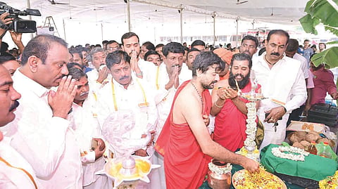 ಹುಲಿಗಿಯ ಶ್ರೀ ಹುಲಿಗೆಮ್ಮ ದೇವಿ ಜಾತ್ರೋತ್ಸವದ ನಿಮಿತ್ತ ನಡೆಯಲಿರುವ ಮಹಾದಾಸೋಹಕ್ಕೆ ಸಂಸದ ರಾಜಶೇಖರ ಹಿಟ್ನಾಳ ಚಾಲನೆ ನೀಡಿದರು. ಹುಲಿಗೆಮ್ಮ ದೇವಿ ಕ್ಷೇತ್ರ ಅಭಿವೃದ್ಧಿ ಪ್ರಾಧಿಕಾರದ ಕಾರ್ಯದರ್ಶಿ ಎಂ.ಎಚ್.ಪ್ರಕಾಶ್‌ರಾವ್, ಸದಸ್ಯರಾದ ಪಾಲಾಕ್ಷಪ್ಪ ಗುಂಗಾಡಿ, ಈರಣ್ಣ ಇಳಿಗೇರ್, ಶರಣಗೌಡ ಪಾಟೀಲ್ ಇತರರಿದ್ದರು.