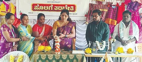 ಪೋತ್ನಾಳ ಗ್ರಾಮದ ವಾಲ್ಮೀಕಿ ಭವನದಲ್ಲಿ ಶುಕ್ರವಾರ ಏರ್ಪಡಿಸಿದ್ದ ಹೊಲಿಗೆ ತರಬೇತಿ ಶಿಬಿರದ ಸಮಾರೋಪ ಸಮಾರಂಭವನ್ನು ಎಸ್‌ಕೆಡಿಆರ್‌ಡಿಪಿ ತಾಲೂಕು ಯೋಜನಾಧಿಕಾರಿ ಸುನೀತಾ ಪ್ರಭು ಉದ್ಘಾಟಿಸಿದರು. 