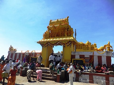 ಗುಂಡ್ಲುಪೇಟೆ ತಾಲೂಕಿನ ಹಿಮವದ್ ಗೋಪಾಲಸ್ವಾಮಿ ಜಾತ್ರೆಯ ಅಂಗವಾಗಿ ದೇವಾಲಯವನ್ನು ಅಲಂಕರಿಸಲಾಗುತ್ತಿದೆ.