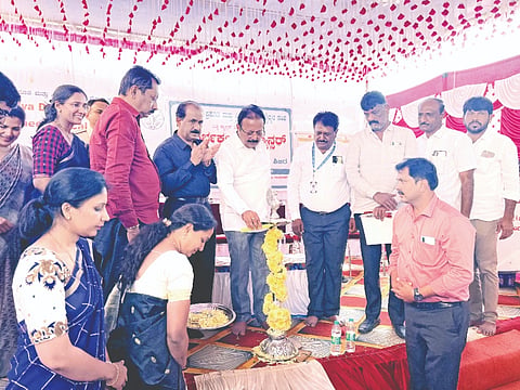 ನಾಗಮಂಗಲ ಪಟ್ಟಣದ ಸಾರ್ವಜನಿಕ ಆಸ್ಪತ್ರೆ ಆವರಣದಲ್ಲಿ ವಿಶ್ವ ಕ್ಯಾನ್ಸರ್ ದಿನದ ಅಂಗವಾಗಿ ಮಂಡ್ಯ ಜಿಲ್ಲಾ ಪ್ರಸೂತಿ ಮತ್ತು ಸ್ತ್ರೀರೋಗ ತಜ್ಞರ ಸಂಘದ ವತಿಯಿಂದ ಮಂಗಳವಾರ ಆಯೋಜಿಸಿದ್ದ ಗರ್ಭಕಂಠ ಕ್ಯಾನ್ಸರ್ ತಪಾಸಣೆ ಹಾಗೂ ಜಾಗೃತಿ ಶಿಬಿರವನ್ನು ಜಿಲ್ಲಾ ಉಸ್ತುವಾರಿ ಸಚಿವ ಎನ್.ಚಲುವರಾಯಸ್ವಾಮಿ ಉದ್ಘಾಟಿಸಿದರು. ಡಾ.ಮೋಹನ್, ಡಾ.ಎಚ್.ಸಿ.ಸವಿತಾ, ಡಾ.ನಾರಾಯಣ್ ಇದ್ದರು.