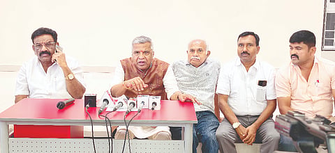 ನಾಗಮಂಗಲ ಪಟ್ಟಣದಲ್ಲಿ ಮಾಜಿ ಸಂಸದ ಎಲ್.ಆರ್.ಶಿವರಾಮೇಗೌಡ ಸುದ್ದಿಗೋಷ್ಟಿ ನಡೆಸಿ ಮಾತನಾಡಿದರು.