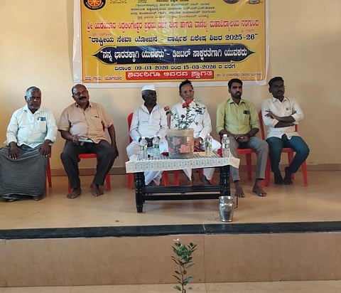 ನರಗುಂದ ತಾಲೂಕಿನ ಮೂಗನೂರಿನಲ್ಲಿ ಶ್ರೀಯಡೆಯೂರ ಸಿದ್ಧಲಿಂಗೇಶ್ವರ ಕಾಲೇಜಿನ (NSS) ಎನ್ನೆಸ್ಸೆಸ್ ವಾರ್ಷಿಕ ಶಿಬಿರದ ಉದ್ಘಾಟನೆ ಸಮಾರಂಭ ಮಂಗಳವಾರ ಜರುಗಿತು. ವಿ.ಬಿ. ಪಾಟೀಲ, ಗುರಪ್ಪ ಆದೆಪ್ಪನವರ, ಬಿ.ಬಿ. ಕುಂಬಾರ, ಜಿ.ಎ. ಹಿರೇಗೌಡ್ರ ಇತರರಿದ್ದರು.