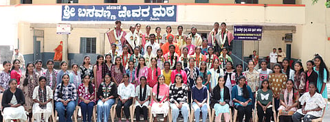 ಪಿಯು ಪರೀೆಯಲ್ಲಿ ಅತ್ಯುನ್ನತ ಶ್ರೇಣಿಯಲ್ಲಿ ಉತ್ತೀರ್ಣರಾದ ನೆಲಮಂಗಲದ ಶ್ರೀ ಬಸವೇಶ್ವರ ಬಾಲಕಿಯರ ಪಿಯು ಕಾಲೇಜು ಹಾಗೂ ಸ್ವತಂತ್ರ ಪದವಿಪೂರ್ವ ಕಾಲೇಜು ವಿದ್ಯಾರ್ಥಿಗಳನ್ನು ಕಾಲೇಜು ಆಡಳಿತ ಮಂಡಳಿಯಿಂದ ಸನ್ಮಾನಿಸಲಾಯಿತು. ಸಮೂಹ ಶಿಕ್ಷಣ ಸಂಸ್ಥೆಗಳ ಅಧ್ಯಕ್ಷ ಶ್ರೀ ಸಿದ್ದಲಿಂಗಸ್ವಾಮೀಜಿ, ಪ್ರಾಂಶುಪಾಲರು, ಉಪನ್ಯಾಸಕರು ಇದ್ದರು. 