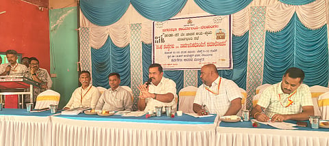 ನೆಲಮಂಗಲದ ಅಂಬೇಡ್ಕರ್​ ಭವನದಲ್ಲಿ ನಗರಸಭೆಯಿಂದ ಆಯವ್ಯಯ ಕುರಿತಾಗಿ ಆಯೋಜಿಸಿದ್ದ ಪೂರ್ವಭಾವಿ ಸಭೆಯಲ್ಲಿ ಅಧ್ಯಕ್ಷ ಎನ್​.ಗಣೇಶ್​ ಮಾತನಾಡಿದರು. ನಗರಸಭೆ ವ್ಯವಸ್ಥಾಪಕ ಮುಮ್ತಾಜ್​, ಎಇಇ ತಿಮ್ಮೆಗೌಡ, ಕಂದಾಯ ಅಧಿಕಾರಿ ಶಿವಣ್ಣ, ಎಇ ಶ್ರೀನಿವಾಸ್​, ಜಗದೀಶ್​, ಲೆಕ್ಕ ಅಧೀಕ್ಷಕ ಅನಿಲ್​ ಕುಮಾರ್​, ಲೆಕ್ಕಪರಿಶೋಧಕ ನಾಗೇಶ್​, ಸಮುದಾಯ ಸಂಘಟಕ ನಾರಾಯಣಸ್ವಾಮಿ, ಸಿಬ್ಬಂದಿ ಕನ್ಯಾಕುಮಾರಿ ಇದ್ದರು.  