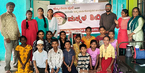 ನೆಲಮಂಗಲದ ಲೋಹಿತನಗರದಲ್ಲಿ ಆಯೋಜಿಸಿದ್ದ ಮಕ್ಕಳ ಶಿಬಿರದಲ್ಲಿ ಬೆಂಗಳೂರು ಜಿಲ್ಲಾ ಕಾರ್ಯದರ್ಶಿ ಕಲ್ಯಾಣ್​, ಲೋಹಿತ ನಗರ ನಾಯಕಿ ಪ್ರಕೃತಿ, ಸಾರ್ವಜನಿಕ ಶಿಕ್ಷಣ ಉಳಿಸಿ ಸಮಿತಿ ಸದಸ್ಯೆ ಸುಜಾತಾ, ಕುಮಾರ್​, ಭೂಮಿಕಾ ಇತರರು ಇದ್ದರು.