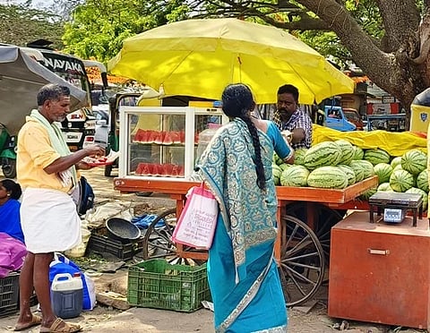 ಮಾಗಡಿಯಲ್ಲಿ ಕಲ್ಲಂಗಡಿ ಸವಿಯುತ್ತಿರುವ ಗ್ರಾಹಕರು