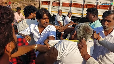 ಮಾಗಡಿ & ಹುಲಿದುರ್ಗ ರಸ್ತೆಯ ಹನುಮಂತಯ್ಯ ಪಾಳ್ಯದ ಬಳಿ ಮದ್ಯದ ಅಮಲಿನಲ್ಲಿ ಸರಣಿ ಅಪಘಾತವೆಸಗಿದ ಕ್ಯಾಂಟರ್​ ಚಾಲಕನಿಗೆ ಸ್ಥಳಿಯರು ಥಳಿಸಿದರು.  