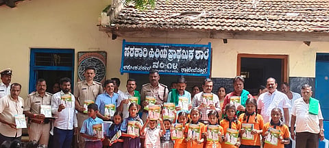 ಪುಸ್ತಕ ವಿತರಣೆ