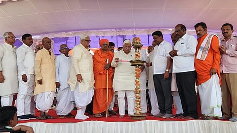 ರೋಣ ಪಟ್ಟಣದ ರಾಜೀವಗಾಂಧಿ ಆಯುರ್ವೇದ ಮೆಡಿಕಲ್ ಕಾಲೇಜ್‌ನಲ್ಲಿ ಶುಕ್ರವಾರ ಹಮ್ಮಿಕೊಂಡಿದ್ದ ಉದ್ಯೋಗ ಮೇಳ ಕಾರ್ಯಕ್ರಮವನ್ನು ಸಚಿವ ಎಚ್.ಕೆ. ಪಾಟೀಲ ಉದ್ಘಾಟಿಸಿದರು. (G.S. Patil) ಶಾಸಕ ಜಿ.ಎಸ್. ಪಾಟೀಲ, ವಿಜಯ ಮಹಾಂತ ಶ್ರೀಗಳು, ಮಾಜಿ ಸಚಿವ ಬಿ.ಆರ್. ಯಾವಗಲ್, ರಾಮಕೃಷ್ಣ ದೊಡ್ಡಮನಿ, ರಾಮಣ್ಣ ಲಮಾಣಿ, ಬಿ.ಬಿ. ಅಸೂಟಿ, ಮಿಥುನ್ ಜಿ. ಪಾಟೀಲ ಇತರರು ಇದ್ದರು.