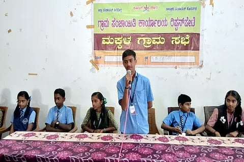 ರಿಪ್ಪನ್‌ಪೇಟೆ ಗ್ರಾಪಂ ಸಭಾಂಗಣದಲ್ಲಿ ಆಯೋಜಿಸಿದ್ದ ಗ್ರಾಮ ಸಭೆಯಲ್ಲಿ ಜನಪ್ರತಿನಿಧಿಗಳು, ಅಧಿಕಾರಿಗಳ ಬಳಿ ತಮ್ಮ ಶಾಲೆಗಳ ಸಮಸ್ಯೆಗಳನ್ನು ಮನವರಿಕೆ ಮಾಡಿಕೊಡುತ್ತಿರುವುದು.