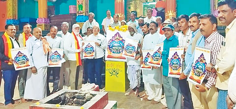 ರಟ್ಟಿಹಳ್ಳಿ ತಾಲೂಕಿನ ಹಳ್ಳೂರು ಗ್ರಾಮದ ರಂಗನಾಥಸ್ವಾಮಿ ದೇವಸ್ಥಾನದಲ್ಲಿ ಸಾಹಿತ್ಯ ಸಮ್ಮೇಳನದ literary conference ಲಾಂಛನವನ್ನು ಶಾಸಕ ಯು.ಬಿ. ಬಣಕಾರ ಮತ್ತು ರಂಗನಾಥಸ್ವಾಮಿ ದೇವಸ್ಥಾನದ ಧರ್ಮದರ್ಶಿಗಳು ಬಿ.ಎಂ. ಮೆಣಸಿನಕಾಯಿ ಬಿಡುಗಡೆಗೊಳಿಸಿದರು. 